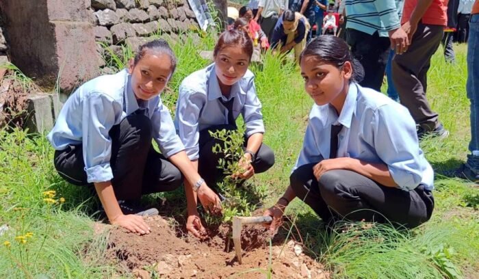 चमोली में हरेला पर प्रशासन के साथ ही छात्र-छात्राओं ने रोपे पौधे