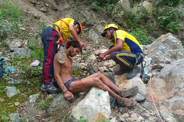 ट्रक की धुलाई करते हुए खाई में गिरा व्यक्ति बालबाल बचा