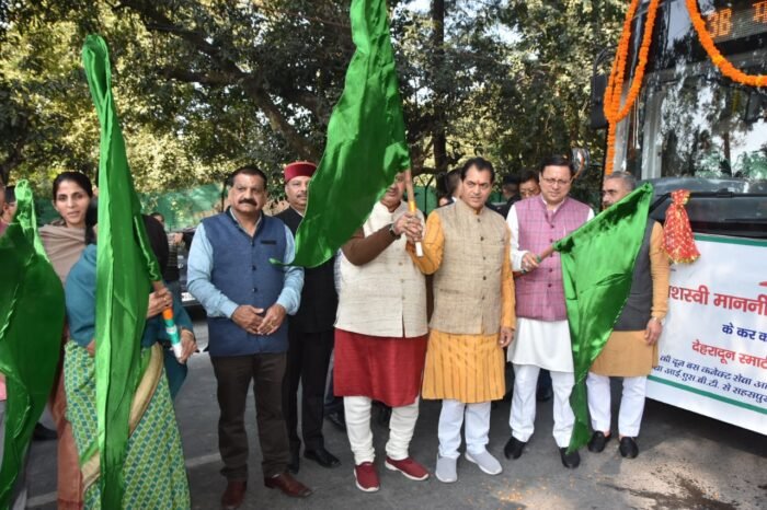 सीएम ने इलैक्ट्रिक बसों का शुभारंभ किया