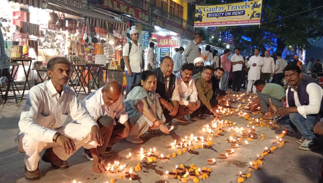 कांग्रेस कार्यकर्ताओं और व्यापारियों ने गड्ढों को फूलों से सजाकर और दीए  जलाकर किया विरोध प्रदर्शन…