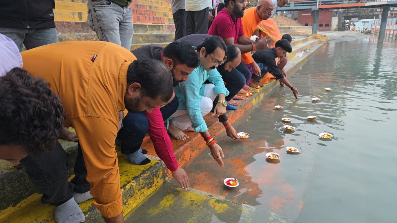 दीपदान कर अल्मोड़ा बस दुघर्टना के मृतकों को दी श्रद्धांजलि…