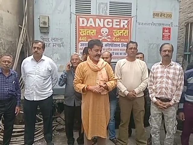 रोड़ी बेलवाला क्षेत्र से पुरानी सब्जी मंडी बिजली घर तक पुल बनाने की मांग को लेकर सामाजिक संगठनों के साथ व्यापारियों ने किया प्रदर्शन…