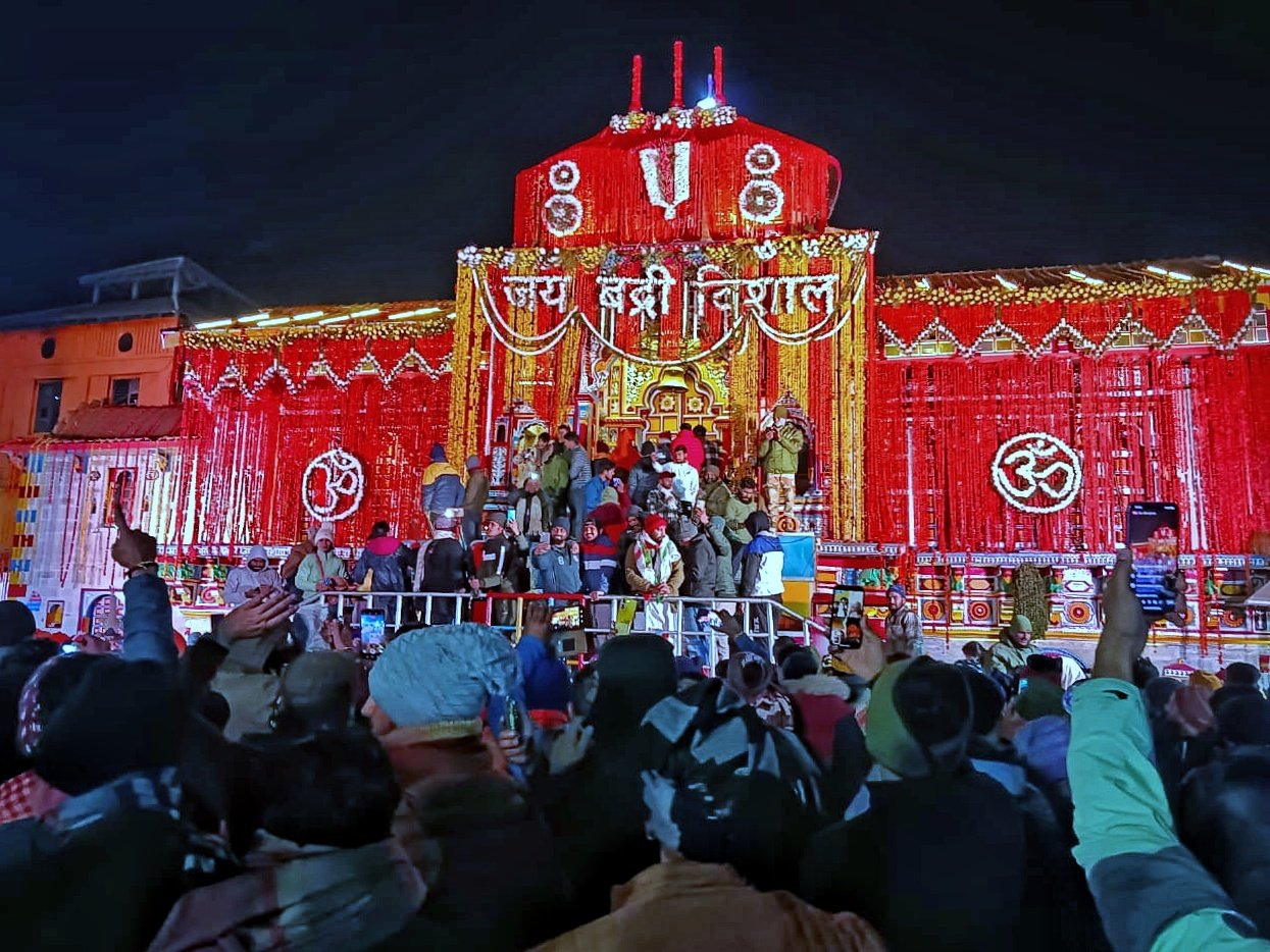 शीतकाल के लिए बंद हुए बदरीनाथ मंदिर के कपाट