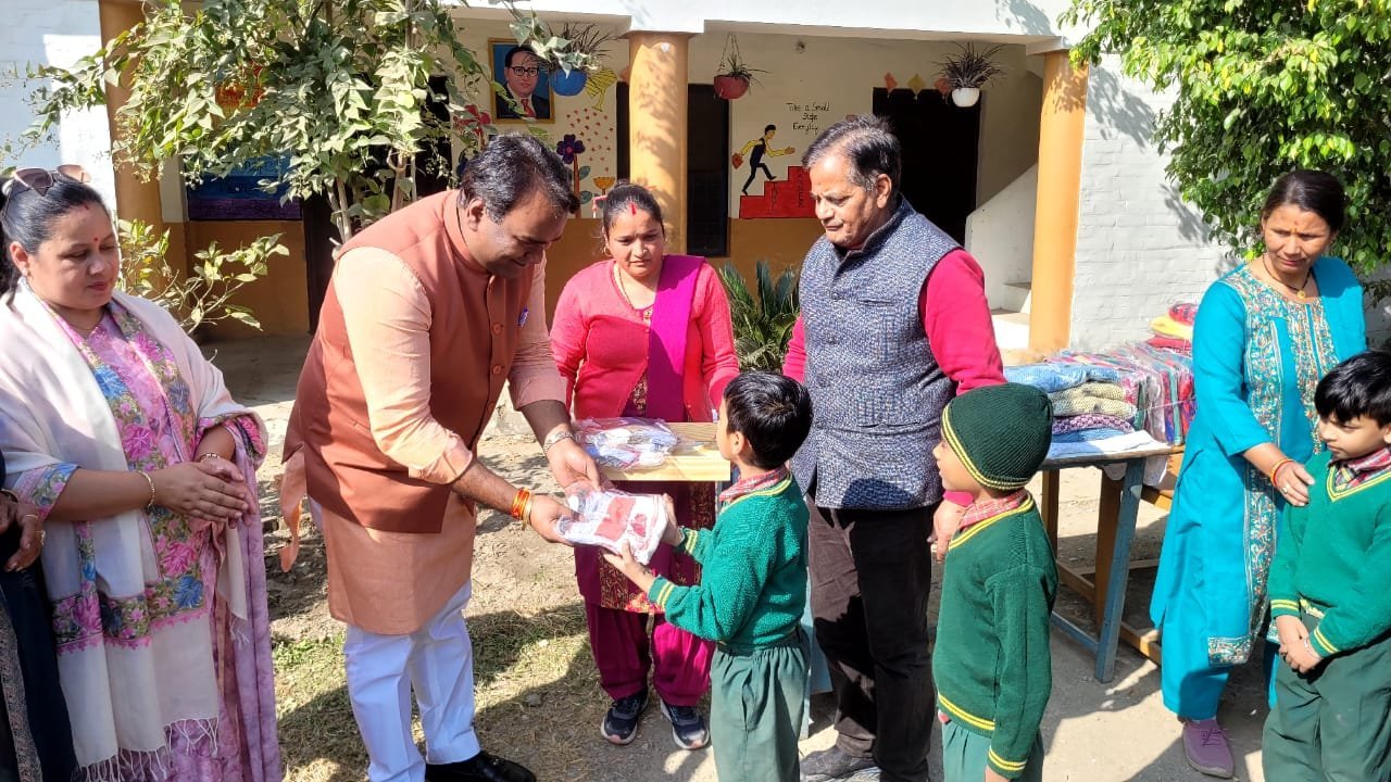 महानगर अध्यक्ष द्वारा ब्लूमिंग बर्ड्स स्कूल के छात्र-छात्राओं को स्वेटर एवं जरूरतमंद महिलाओं को सिलाई मशीन दी